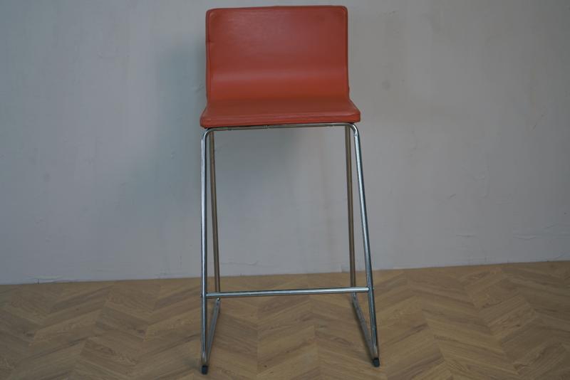 Rød højstol set forfra i minimalistisk design